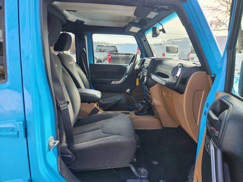 Used 2017 Jeep Wrangler Unlimited Sahara w/ Connectivity Group image 41