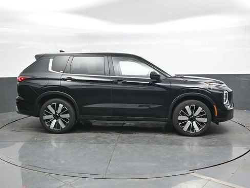 Used 2025 Mitsubishi Outlander AWD image 3