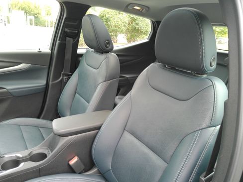 Used 2023 Chevrolet Bolt EUV Premier w/ Sun & Sound Package FWD image 11