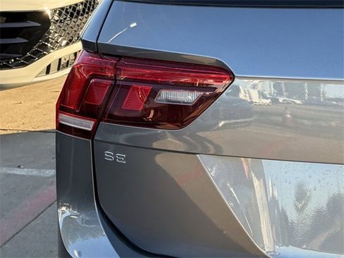 Used 2022 Volkswagen Tiguan SE R-Line image 6