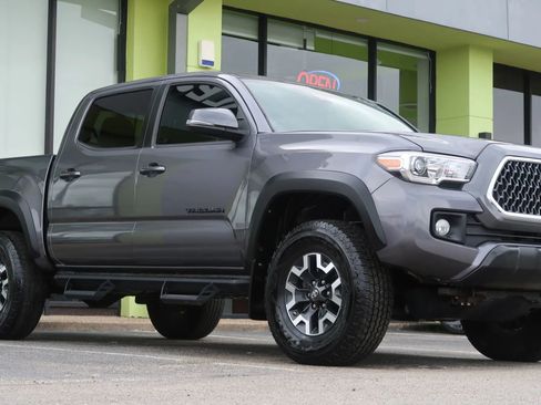 Used 2018 Toyota Tacoma TRD Off-Road AWD/4WD image 6