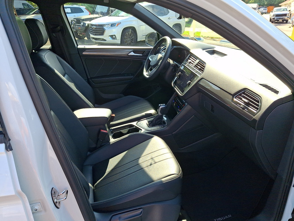Used 2023 Volkswagen Tiguan SE R-Line FWD image 10