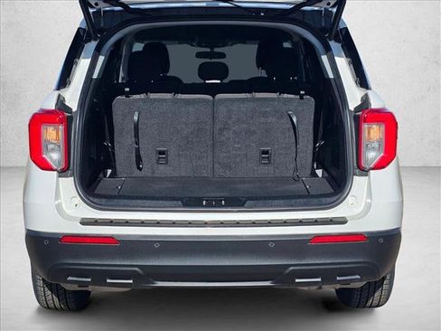 Used 2022 Ford Explorer XLT image 6