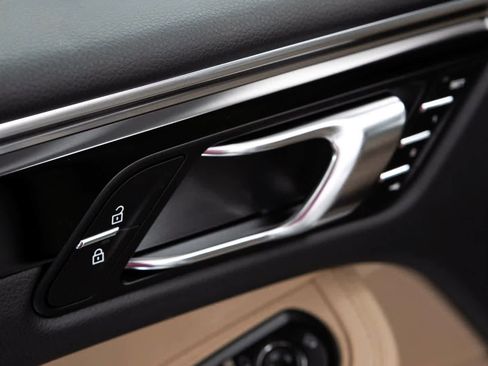 Certified 2025 Porsche Macan image 26