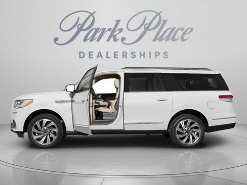 Used 2024 Lincoln Navigator L Reserve AWD/4WD image 2