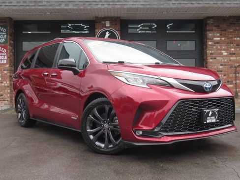 Used 2021 Toyota Sienna XSE w/ XSE Plus Package FWD image 2