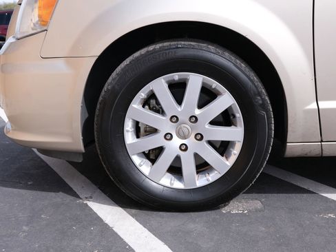 Used 2015 Chrysler Town & Country Touring image 11