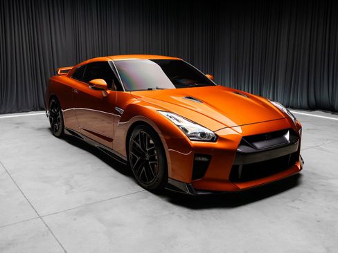 Used 2018 Nissan GT-R Premium AWD/4WD image 2