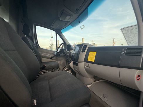 Used 2018 Mercedes-Benz Sprinter 2500 image 36