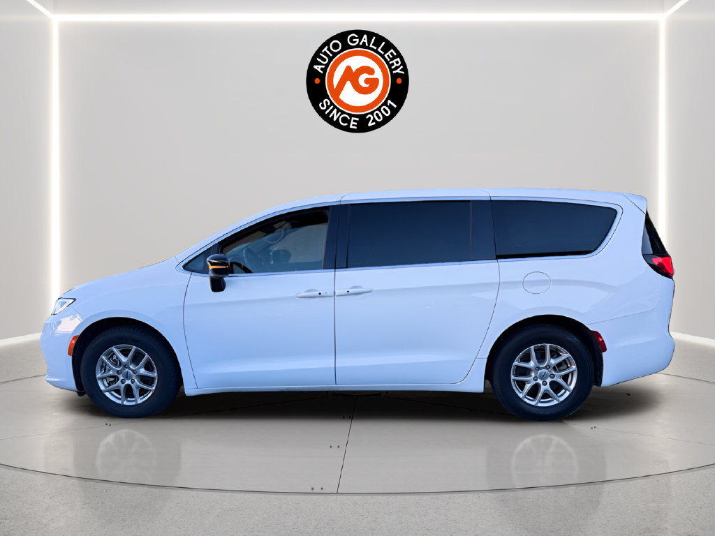 Used 2025 Chrysler Pacifica Select FWD image 4
