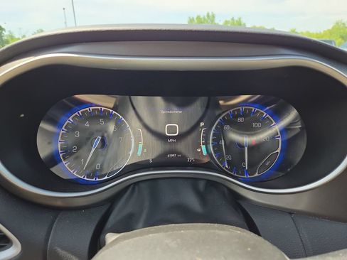 Used 2024 Chrysler Pacifica Touring-L FWD image 29