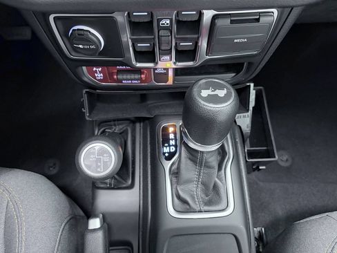 Used 2024 Jeep Wrangler Unlimited AWD/4WD image 21