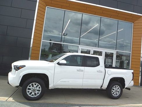 Used 2024 Toyota Tacoma SR5 image 2