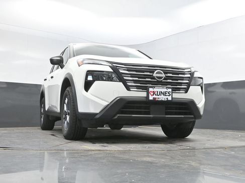 Used 2024 Nissan Rogue S AWD/4WD image 35