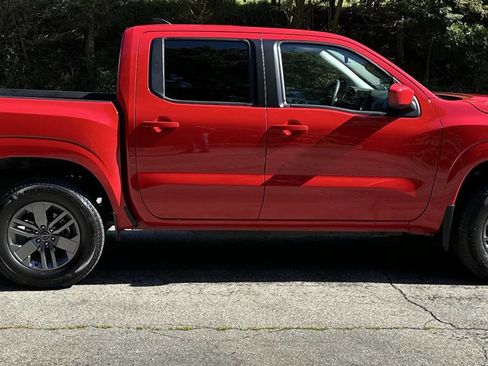 Used 2025 Nissan Frontier SV image 4