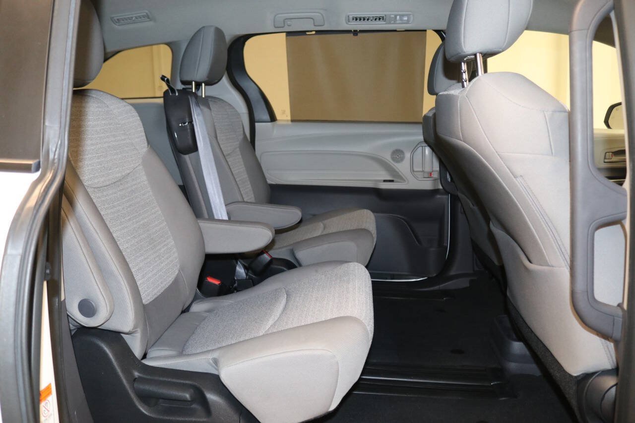 Used 2023 Toyota Sienna LE AWD/4WD image 20