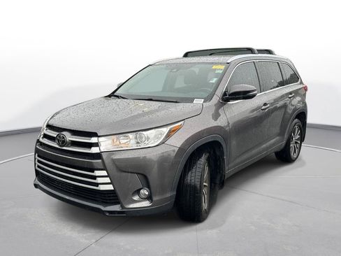 Used 2017 Toyota Highlander XLE AWD/4WD image 2