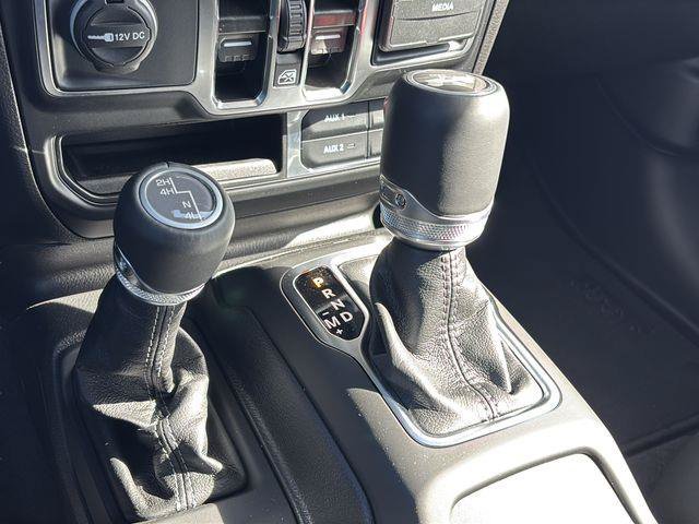 Used 2025 Jeep Wrangler Unlimited Sahara AWD/4WD image 38