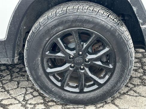 Used 2014 Jeep Cherokee Sport image 9