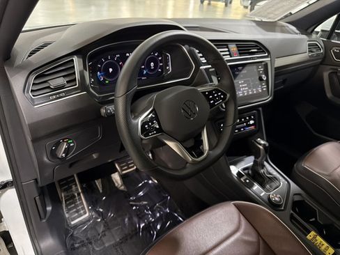 Certified 2023 Volkswagen Tiguan SEL R-Line image 15