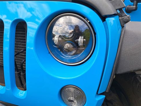 Used 2018 Jeep Wrangler Unlimited Rubicon w/ Connectivity Group image 28