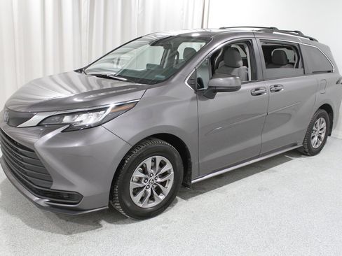 Used 2023 Toyota Sienna LE image 3