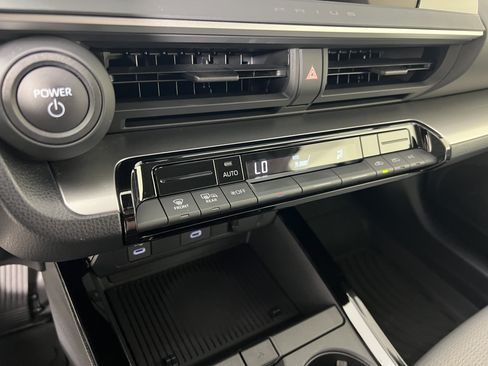 Used 2025 Toyota Prius LE AWD/4WD image 31