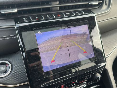 Used 2023 Jeep Grand Cherokee Laredo w/ Luxury Tech Group I image 18