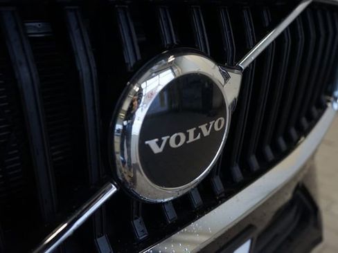 Used 2022 Volvo XC60 B5 Momentum w/ Climate Package image 17