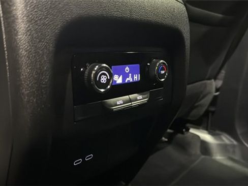 Used 2025 Chevrolet Traverse LT image 40