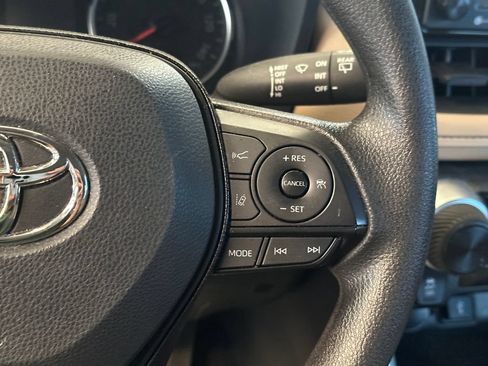 Used 2021 Toyota RAV4 LE AWD/4WD image 12