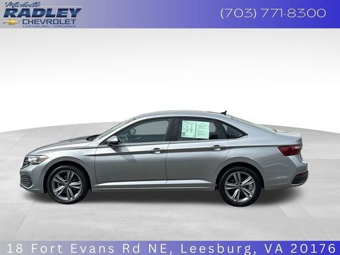 Used 2024 Volkswagen Jetta SE FWD image 2