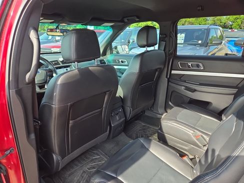 Used 2017 Ford Explorer XLT w/ Equipment Group 202A AWD/4WD image 14
