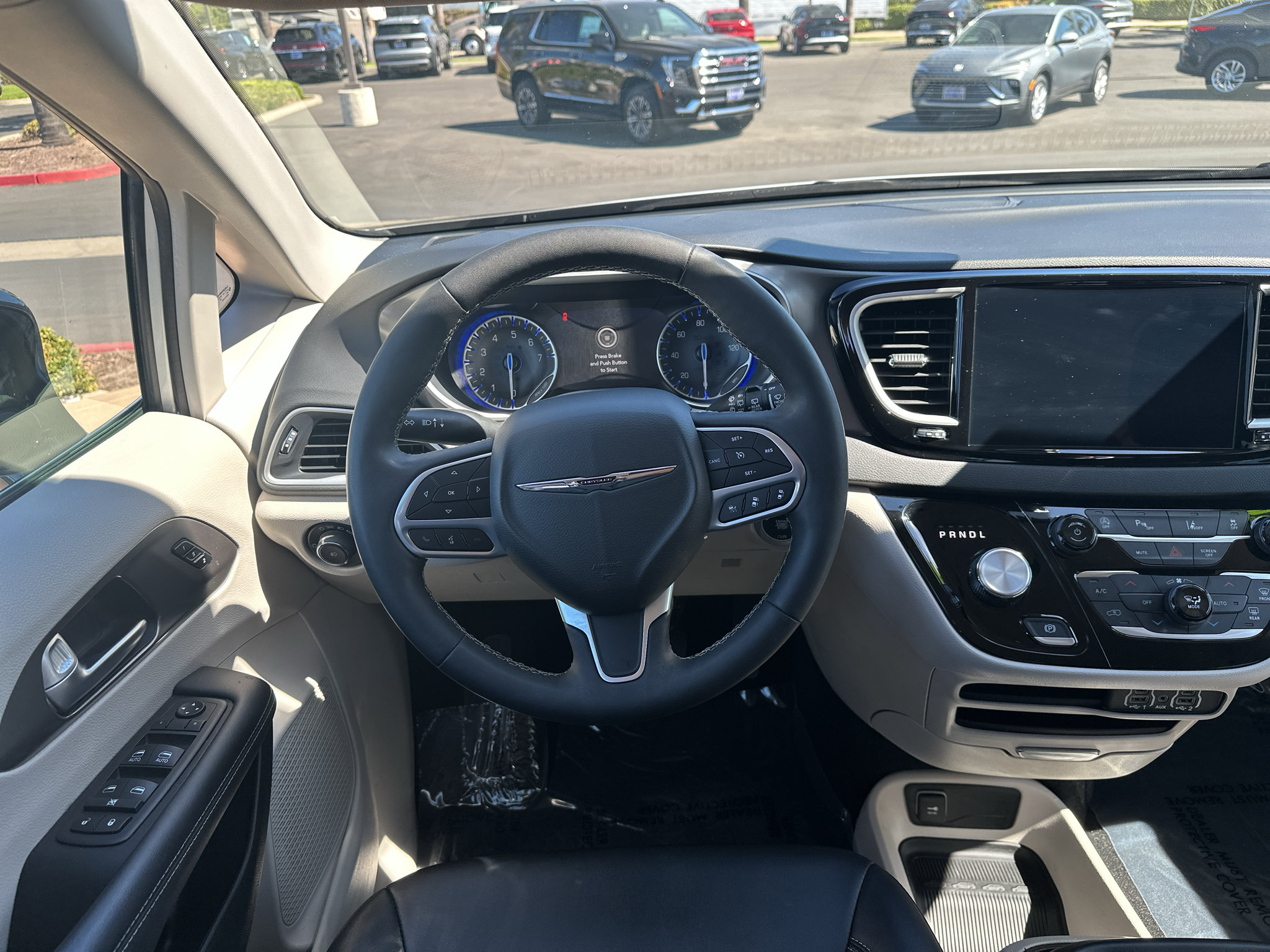 Used 2024 Chrysler Pacifica Touring-L FWD image 9