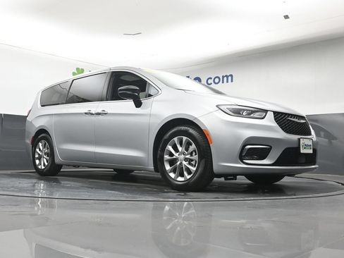 Used 2026 Chrysler Pacifica Limited FWD image 30