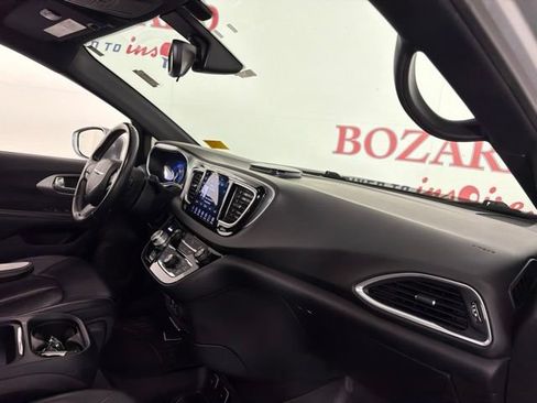 Used 2018 Chrysler Pacifica Touring-L w/ Premium Audio Group FWD image 17