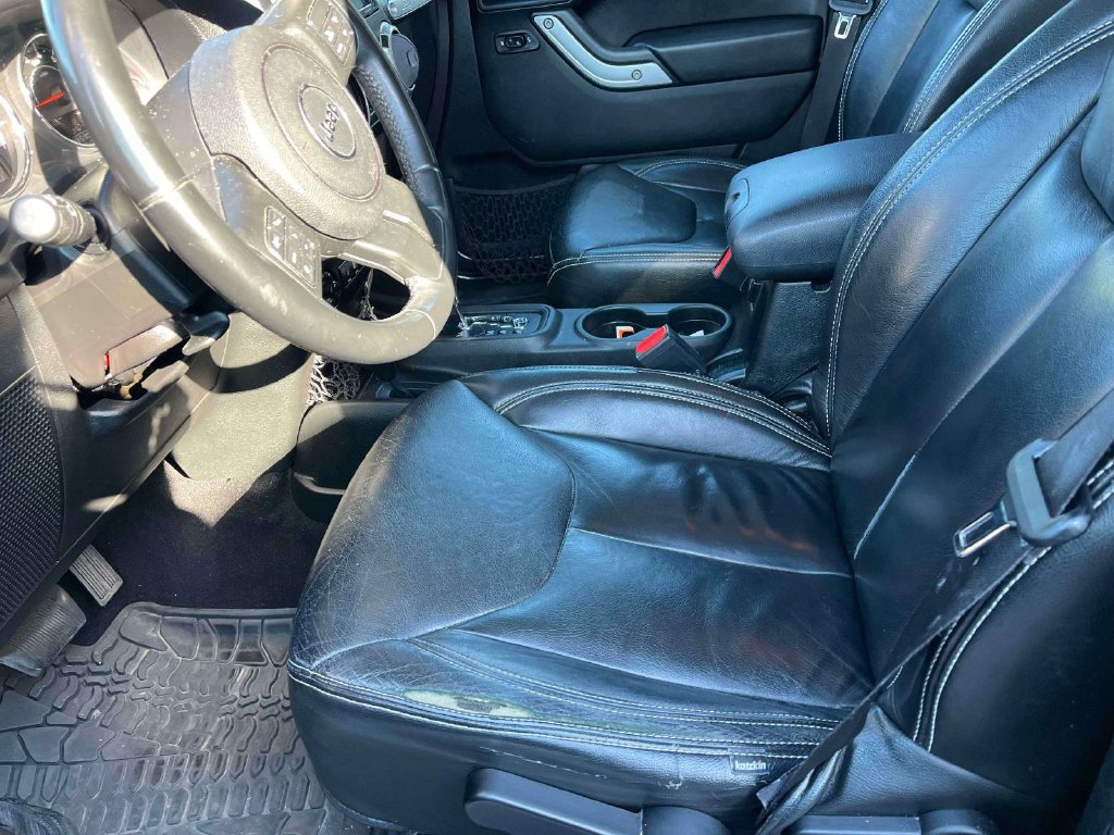 Used 2017 Jeep Wrangler Unlimited Sahara w/ Connectivity Group AWD/4WD image 5