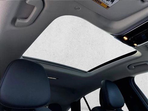 Used 2025 Mercedes-Benz GLC 300 4MATIC image 17