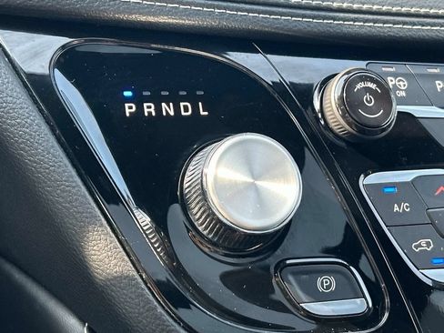 Used 2025 Chrysler Pacifica Limited FWD image 31