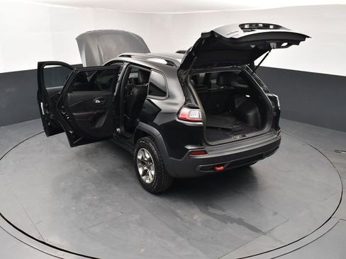 Used 2019 Jeep Cherokee Trailhawk w/ Cold Weather Group image 28
