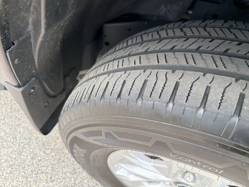 Used 2024 Nissan Frontier SV image 5