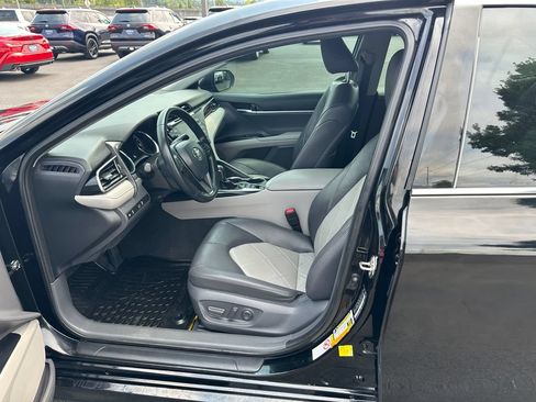 Used 2019 Toyota Camry XLE FWD image 13