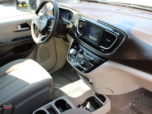 Used 2021 Chrysler Voyager LX image 15