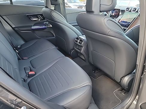 Used 2025 Mercedes-Benz GLC 300 4MATIC image 11
