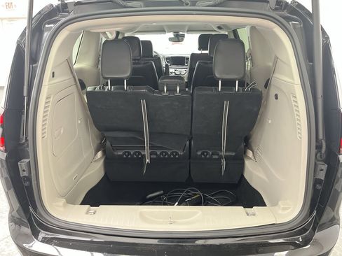 Used 2023 Chrysler Pacifica Touring-L FWD image 28