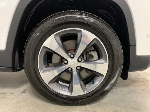 Used 2019 Jeep Cherokee Limited w/ Technology Group AWD/4WD image 12