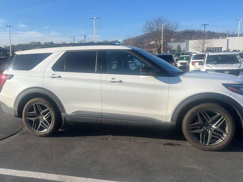 Used 2025 Ford Explorer ST image 3