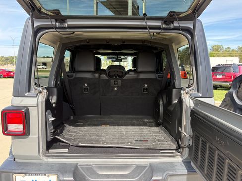 Used 2018 Jeep Wrangler Unlimited Sahara AWD/4WD image 26