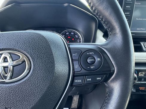 Used 2020 Toyota RAV4 XLE Premium FWD image 27