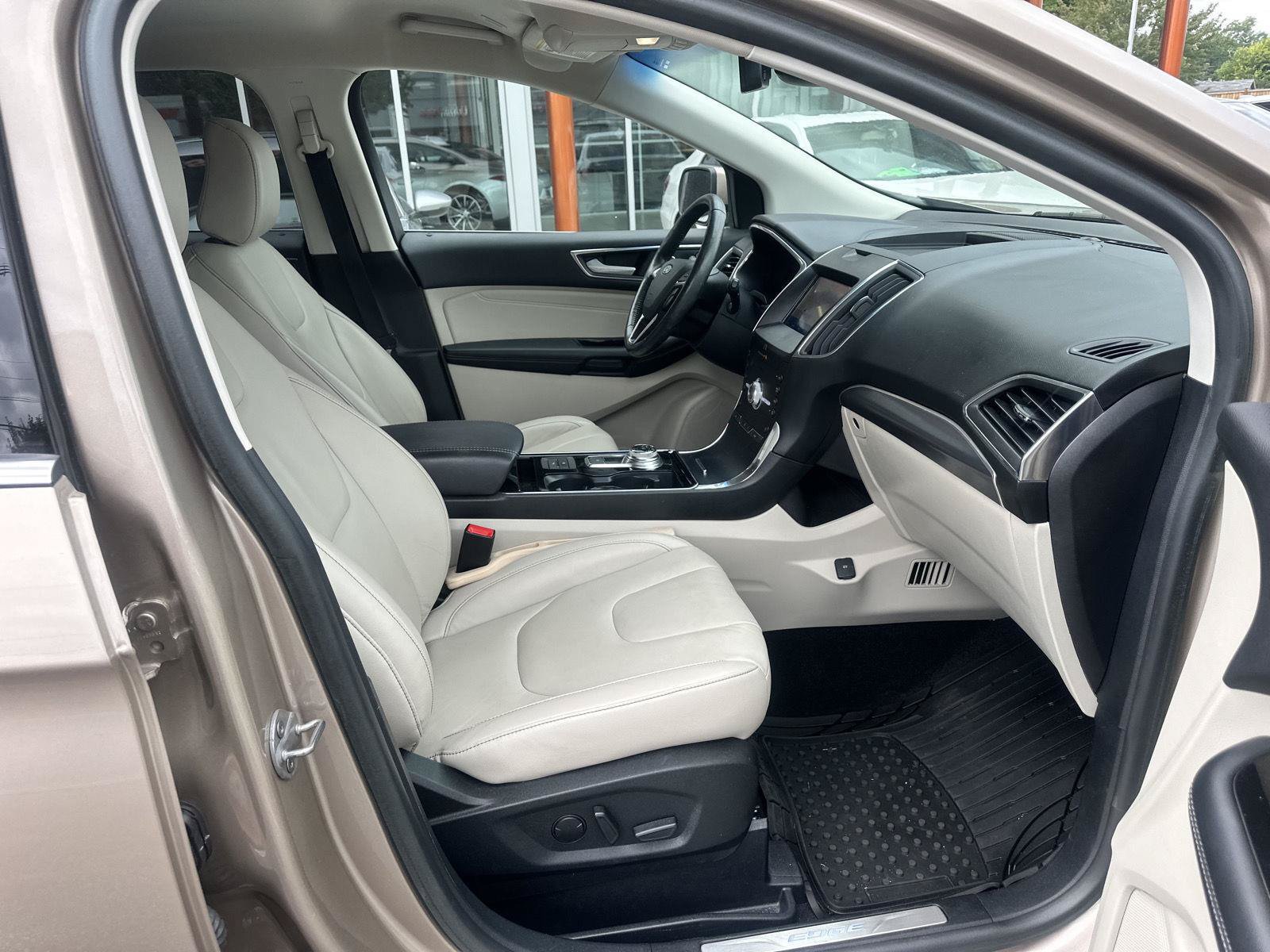 Used 2020 Ford Edge Titanium FWD image 9
